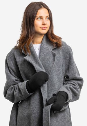 Grauer Wollmantel mit großem Kragen, Seitentaschen und schwarzen Handschuhen. Der Mantel hat eine lässige Passform und eine Knopfleiste.
