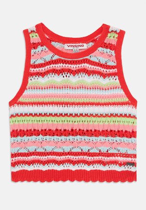Piros, ujjatlan, kötött crop top, amely vízszintes csíkokkal rendelkezik rózsaszín, zöld és kék színben. A fodros szegély és a nyitott szövetmintázat textúrát ad hozzá.