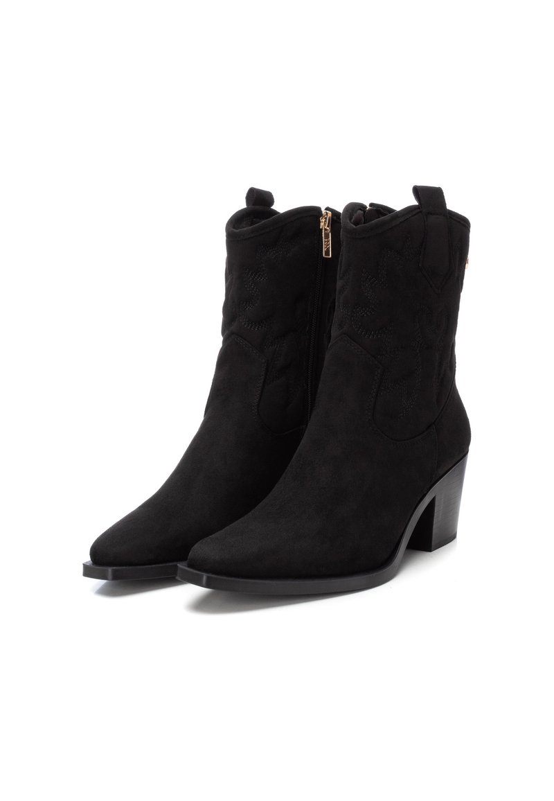 Botas de ante negras hasta la mitad de la pantorrilla con tacones cuadrados, cremalleras laterales, tiradores y sutiles patrones de costura de estilo western.