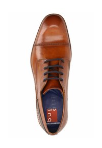Zapato de vestir de cuero marrón con acabado suave, puntera redondeada, cordones azul marino y plantilla con marca. Presenta costuras en contraste y un diseño elegante.
