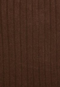 Dunkelbraune Stofftextur mit einer weichen, glatten Oberfläche, die feine vertikale Streifen und ein gleichmäßiges, einheitliches Muster aufweist.