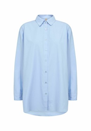 Svetlo modra srajca z dolgimi rokavi in ovratnikom, s sedmimi gumbi spredaj in rahlo ukrivljenim robom.