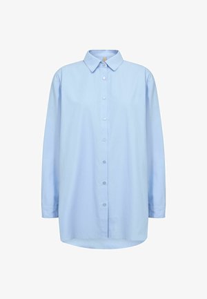 Svetlo modra srajca z dolgimi rokavi in ovratnikom, s sedmimi gumbi spredaj in rahlo ukrivljenim robom.