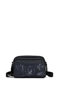 Borsa sintetica nera con un motivo di skyline urbano in grigio scuro. Ha un compartimento con zip e una tracolla regolabile. Forma piatta e rettangolare.