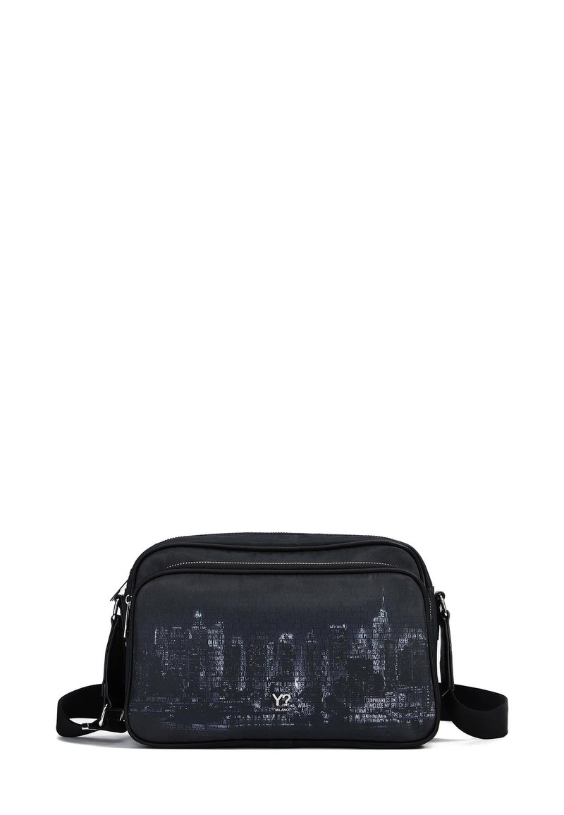 Borsa sintetica nera con un motivo di skyline urbano in grigio scuro. Ha un compartimento con zip e una tracolla regolabile. Forma piatta e rettangolare.