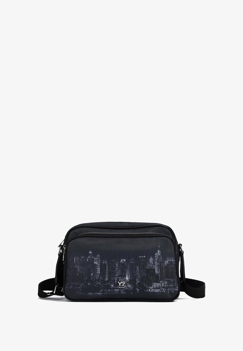 Borsa sintetica nera con un motivo di skyline urbano in grigio scuro. Ha un compartimento con zip e una tracolla regolabile. Forma piatta e rettangolare.