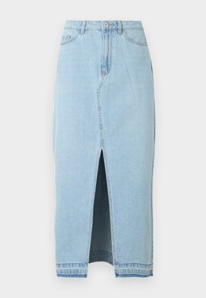Jupe en jean bleu clair avec une fente à l'avant et une ceinture. Comprend le design traditionnel à cinq poches et une fermeture à bouton en métal.