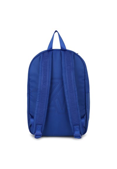 Sac à dos bleu en tissu lisse, avec des bretelles rembourrées, une poignée supérieure et des accents de logo en relief au dos.