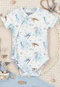 Lichtblauwe short-sleeve romper met een onderwaterthema, versierd met kwal, zeepaardjes en schildpadden in aquarelpatronen. Drukknoopsluiting aan de zijkant.