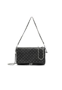 Sac en cuir noir avec des clous en argent, une surface texturée, une bandoulière en chaîne argentée et une fermeture éclaire au fond.