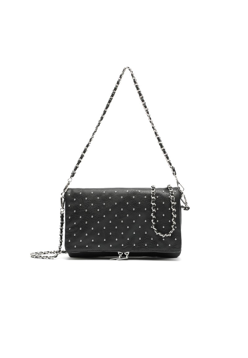 Sac en cuir noir avec des clous en argent, une surface texturée, une bandoulière en chaîne argentée et une fermeture éclaire au fond.