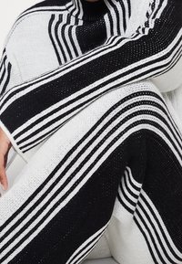 NA-KD Sweter