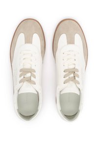 Egy fehér és bézs velúr fűzős sneakers pár, felülnézetből, fehér háttérrel.