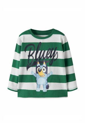 Langärmeliges Kinderhemd mit grünen und weißen horizontalen Streifen, mit einem blauen Cartoon-Hund und dem Schriftzug „Bluey“ auf der Vorderseite.