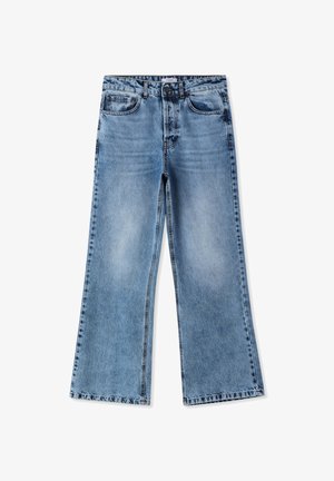 Jeans in denim azzurro chiaro con design a gamba larga, dotati di chiusura con bottone, cinque tasche e un motivo di lavaggio sbiadito.