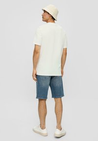 s.Oliver MIT PATCH-DETAIL - Camiseta básica - weiß