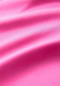 Tissu rose avec une texture lisse et brillante et un tombé souple, présentant de subtils reflets lumineux sans motifs ni éléments visibles.