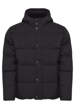 Fekete puffertakaró kabát kapucnival, átkapcsolós textúrával, elülső gombokkal, és sima felülettel. Egyszerű dizájn, látható minták nélkül.