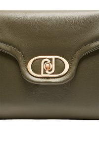 Borsa in pelle verde oliva con chiusura a pattina, dotata di un clasp con logo in tono oro e una texture liscia, che offre un design elegante.