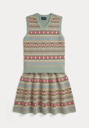 Ærmeløs strikket sweatervest og matchende skørt med vidde med flerfarvet Fair Isle-mønster i grønne, pink, blå og brune toner.