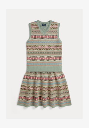 Gilet en maille sans manches et jupe évasée assortie avec motif Fair Isle multicolore dans des tons verts, roses, bleus et bruns.