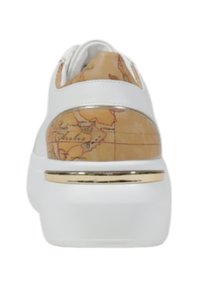 Sneaker bianco con retro beige caratterizzato da un design di mappa vintage. Include un dettaglio dorato vicino alla suola. Texture liscia in tutto il suo sviluppo.