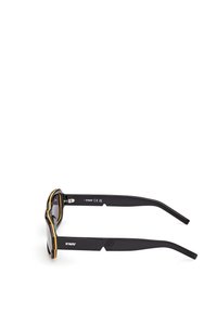 Svarta solglasögon med en kraftig design, med gula accentlinjer längs ramen. Linsernas färg är mörk. Logotyp synlig på bågen.