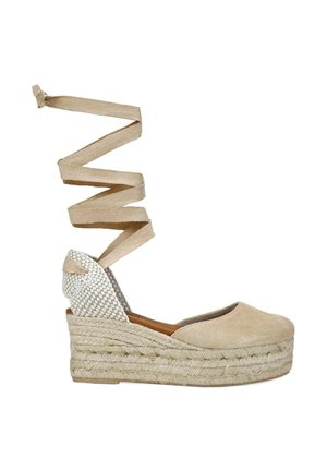 Alpargata cuña beige con suela plataforma trenzada, puntera cerrada y largas cintas para atar alrededor del tobillo en tela beige a juego.