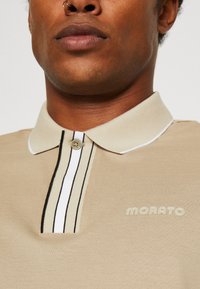 Antony Morato REGULAR FIT WITH MATT FOAM LOGO PRINT - Polo - sand