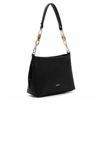 Czarna skórzana torebka o usztywnionym kształcie, z teksturowanym wykończeniem i uchwytem ozdobionym łańcuszkiem. Zapięcie na zamek błyskawiczny zapewniające bezpieczeństwo.