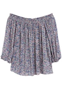 Blomstret bluse med elastisk off-shoulder halsudskæring, der har puffærmer og et blåt, rosa og grønt blomstermønster gennem hele blusen.