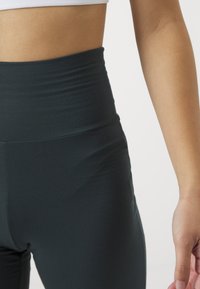 Yogasearcher JAIPUR FLARE PANTS - Donji dijelovi trenirke - forest