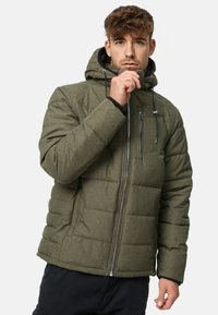 Groene gewatteerde jas met een trekkoordcapuchon, een ritssluiting aan de voorkant en twee ritssluitingen op de borstzakken. Heeft een gestructureerde stof en ribgebreide mouwen.