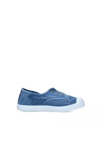 Scarpa slip-on in tela blu con punta arrotondata, suola in gomma bianca e due occhielli metallici sui lati per la ventilazione.