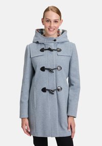 Lichtblauwe wollen jas met een dubbelknopsluiting, toggle-sluitingen en een capuchon. Voorzien van een geruite voering en twee zijzakken.