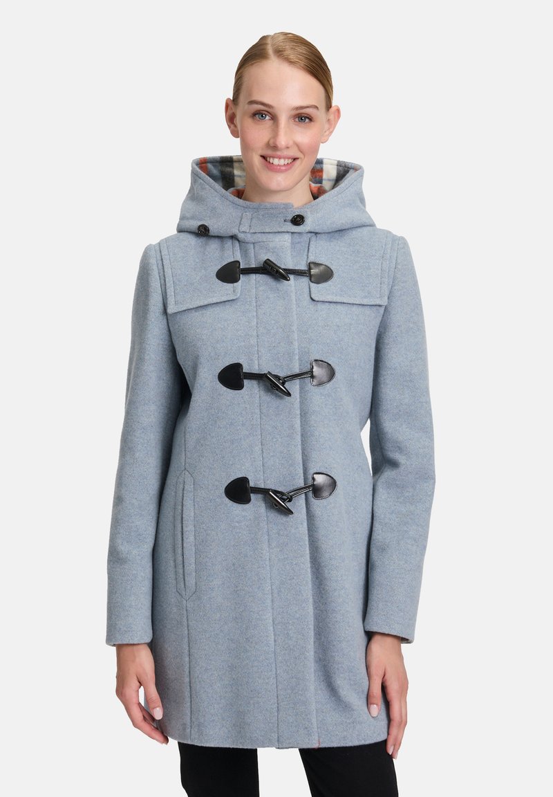 Lichtblauwe wollen jas met een dubbelknopsluiting, toggle-sluitingen en een capuchon. Voorzien van een geruite voering en twee zijzakken.