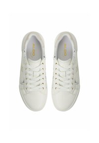 Sneaker bianche con finitura in pelle liscia, caratterizzate da occhielli color oro, lacci bianchi e accenti laterali testurizzati. Marchio ALDO sulla soletta.