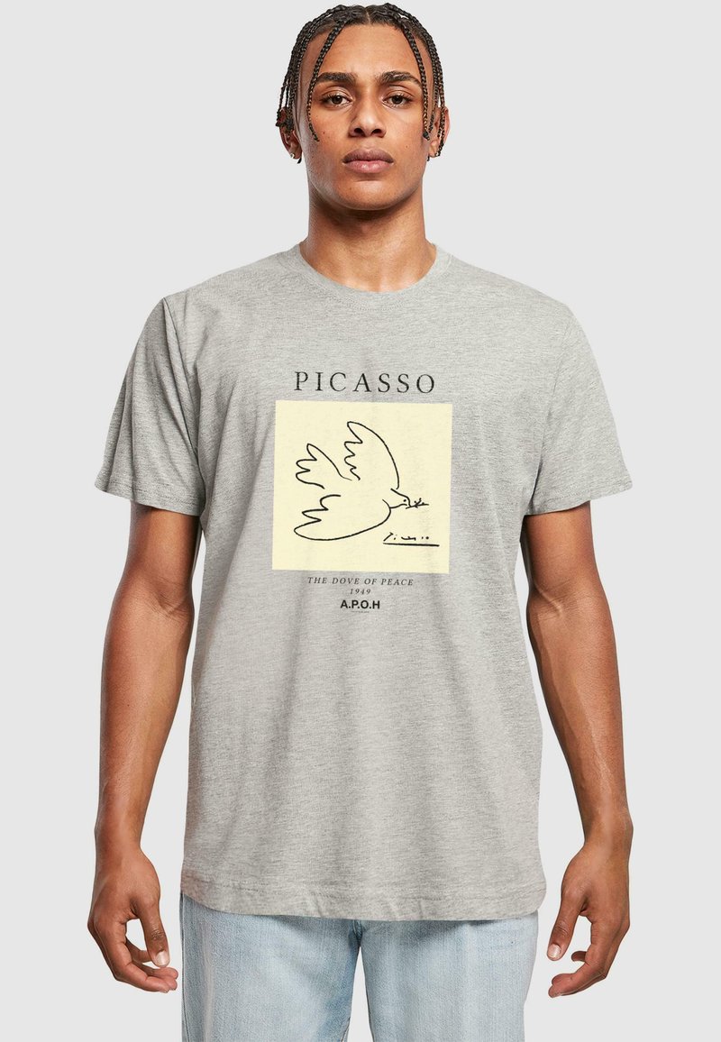 Hallitatud hall puuvillane T-särk, millel on minimalistlik Picasso joonistus tuvidest, tekstiga "RAUHA TUVI 1949" ja "A.P.O.H."