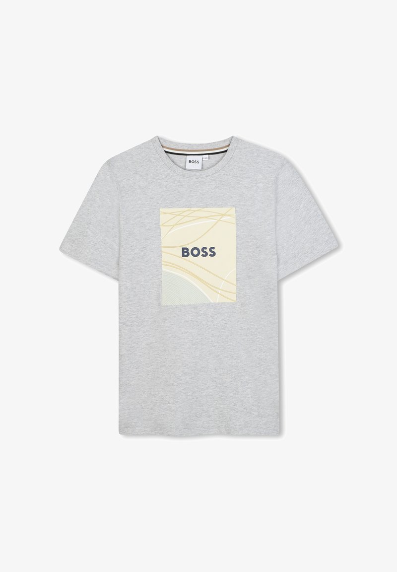 T-shirt en coton gris clair présentant un imprimé central avec le mot "BOSS" en marine, accentué par des lignes abstraites en jaune et en bleu.