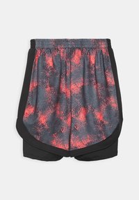 Svarta och grå idrottsshorts med ett rött stänkmönster, elastisk midja och sidofickor för ökad rörelsefrihet.