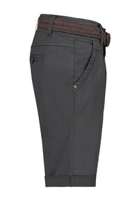 Graue Shorts mit einem geflochtenen braunen Gürtel, die eine geschwungene Taschennaht und einen umgeschlagenen Saum aufweisen. Hergestellt aus einem leichten, strukturierten Stoff.