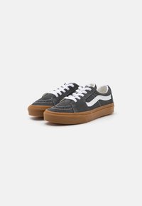 Vans SK8 LOW UNISEX - Sneakers - grey/true white