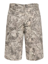 Shorts homme longueur genou avec motif camouflage forêt gris et beige, avec deux poches arrière et passants de ceinture.