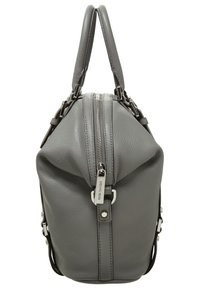 Bolso de cuero gris con forma redondeada, cierre superior con cremallera, doble asa y detalles en hardware plateado. La superficie texturizada añade detalle.