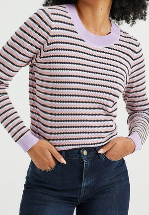 Gestreifter Pullover mit einem lila Rundhalsausschnitt, schwarzen, pinken und weißen horizontalen Streifen sowie gerippten Bündchen, kombiniert mit dunklen Jeans.