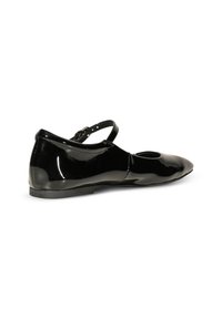 Ballet flats en cuir verni noir avec un bout arrondi, une bride de cheville et un petit talon, présentant une texture lisse et brillante.