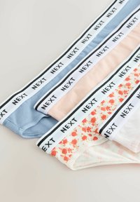 Fyra par kalsonger i mjukt bomullsmaterial; färgerna inkluderar blått, rosa och blommönster med ett svart och vitt "NEXT"-midjeband.