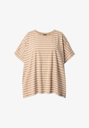 Beżowy krótki rękaw T-shirt z białymi poziomymi paskami i okrągłym dekoltem, wyświetlany na białym tle.