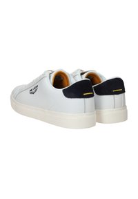 Baskets blanches en cuir avec bout rond, accents en suede bleu marine sur le talon, et semelle en caoutchouc texturée. Comprend un détail jaune au-dessus du talon.