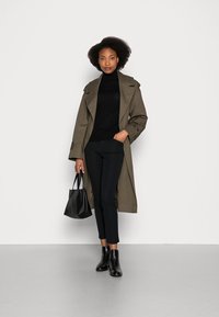 GANT ROLLNECK - Camisola - black